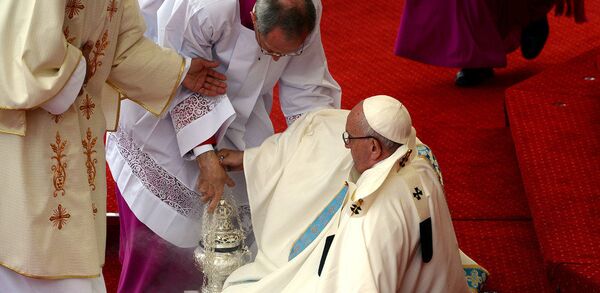 Dünya Katolik Gençlik Günleri için Polonya’ya giden Papa Francis kalabalığın önünde yere kapaklandı. - Sputnik Türkiye