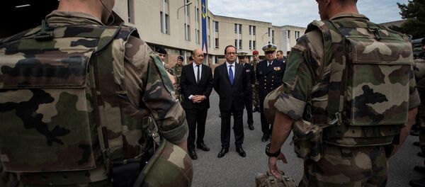 French President Francois Hollande (R) and Defence Minister Jean-Yves Le Drian review troops at the Army base and command centre for France's 'Vigipirate' plan, dubbed 'Operation Sentinelle', at the fort of Vincennes, on the outskirts of Paris, France, July 25, 2016 - Sputnik Türkiye