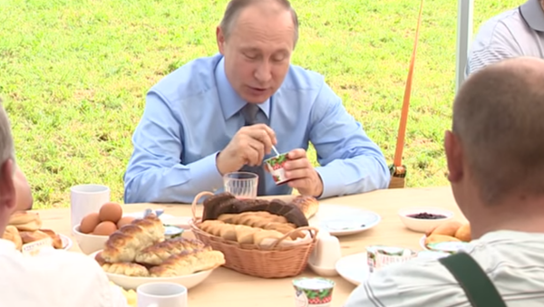 Rusya Devlet Başkanı Vladimir Putin, dün gerçekleştirilen bir tarım toplantısı kapsamında yoğurt yerken görüntülendi. Putin, yoğurttaki keçiyemişi meyvesinin de Rusya topraklarında üretilmesi gerektiğini söyledi. - Sputnik Türkiye