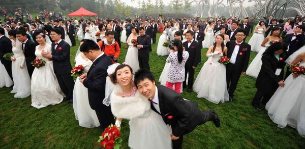 Çin’de 10.10.10 tarihinde binlerce çift aynı anda evlendi. - Sputnik Türkiye