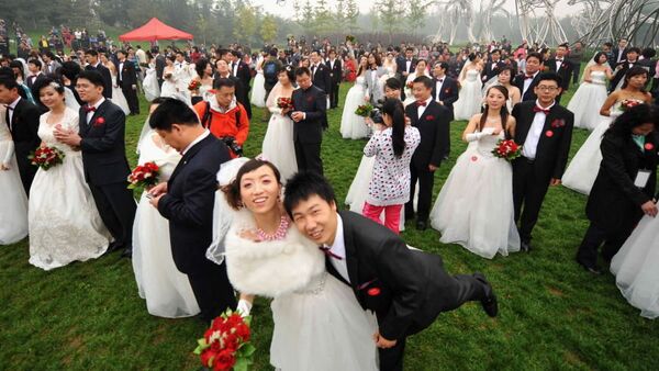 Çin’de 10.10.10 tarihinde binlerce çift aynı anda evlendi. - Sputnik Türkiye