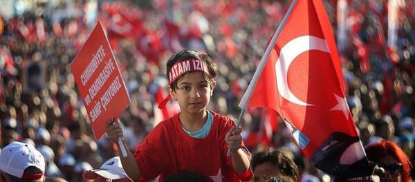 CHP Genel Başkan Yardımcısı Bingöl, 4 Ağustos Perşembe günü Gündoğdu Meydanı’nda ‘Cumhuriyet ve Demokrasi Mitingi’ düzenleyeceklerini, mitingde parti bayrağı ve ambleminin bulunmayacağını belirtti. - Sputnik Türkiye