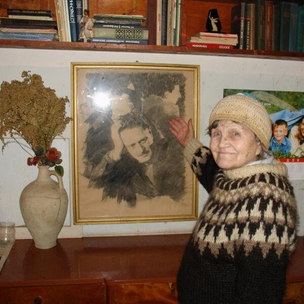 Galina Kolesnikova Nazım'ın fotoğrafını gösteriyor - Sputnik Türkiye