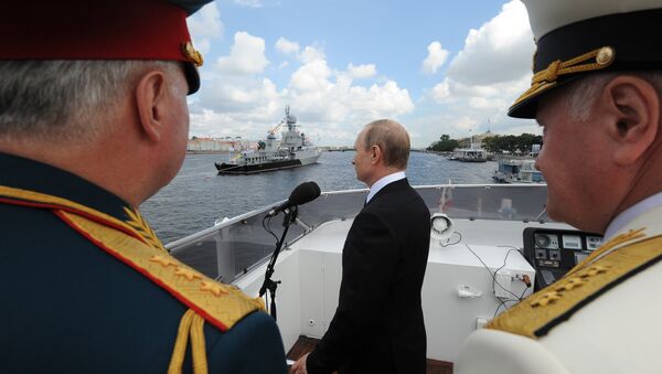 Rusya Devlet Başkanı Putin, Donanma Günü vesilesiyle Saint Petersburg’da düzenlenen resmi geçide katıldı. - Sputnik Türkiye
