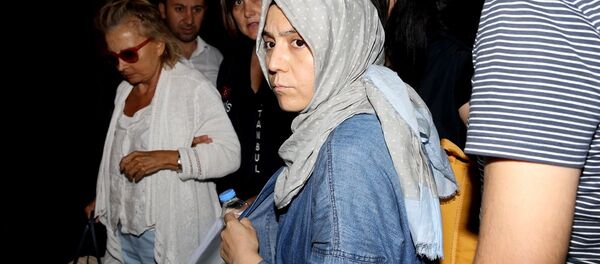 Fetullahçı Terör Örgütü'nün (FETÖ) darbe girişimine ilişkin soruşturma kapsamında gözaltına alınan ve mahkemeye sevk edilen gazetecilerden Nazlı Ilıcak (solda) ve Hanım Büşra Erdal (sağda), tutuklandı. - Sputnik Türkiye