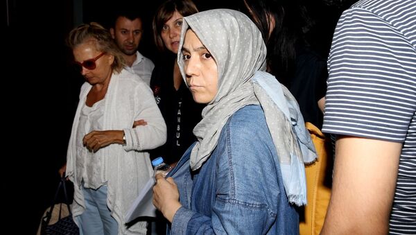 Fetullahçı Terör Örgütü'nün (FETÖ) darbe girişimine ilişkin soruşturma kapsamında gözaltına alınan ve mahkemeye sevk edilen gazetecilerden Nazlı Ilıcak (solda) ve Hanım Büşra Erdal (sağda), tutuklandı. - Sputnik Türkiye