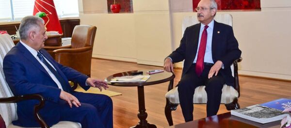 Başbakan Binali Yıldırım, CHP Genel Başkanı Kemal Kılıçdaroğlu'nu CHP Genel Merkezi'nde ziyaret etti. Başbakan Binali Yıldırım, CHP Genel Başkanı Kemal Kılıçdaroğlu'nu CHP Genel Merkezi'nde ziyaret etti. - Sputnik Türkiye