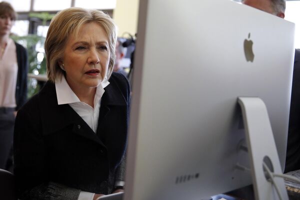 U.S. Democratic presidential candidate Hillary Clinton looks at a computer screen (File) - Sputnik Türkiye