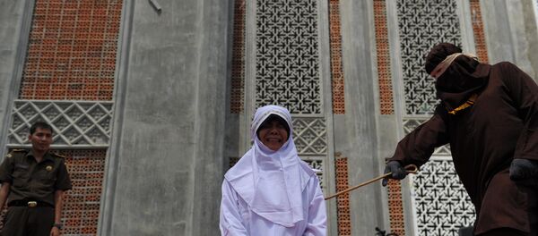 Endonezya'da evlilik öncesi flört eden gençlere kırbaç cezası Endonezya'da evlilik öncesi flört eden gençlere kırbaç cezası - Sputnik Türkiye