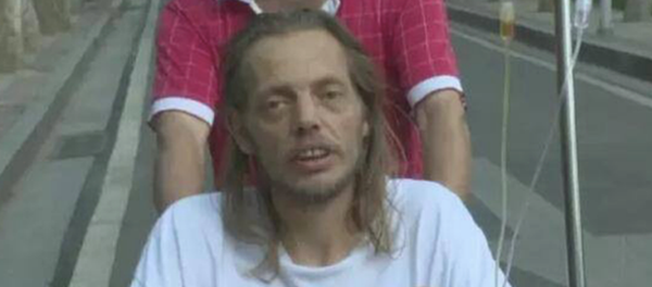 İnternette tanıştığı kız arkadaşını görmek için Hollanda’dan Çin’e giden ve 10 gün boyunca havaalanında kız arkadaşının gelmesini bekleyen Alexander Pieter Cirk - Sputnik Türkiye