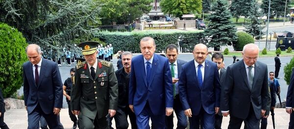 Cumhurbaşkanı Recep Tayyip Erdoğan, 15 Temmuz'da Fetullahçı Terör Örgütü (FETÖ) tarafından gerçekleştirilen darbe girişiminde hedef olan Genelkurmay Başkanlığına geldi. Cumhurbaşkanı Erdoğan, Genelkurmay Başkanı Orgeneral Hulusi Akar ile görüştü. Cumhurbaşkanı Erdoğan'a, İçişleri Bakanı Efkan Ala ve Milli Savunma Bakanı Fikri Işık da eşlik etti. - Sputnik Türkiye