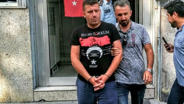Eski başbakanlardan AK Parti Konya Milletvekili Ahmet Davutoğlu'nun bugün katıldığı bir cenaze namazı sırasında yanına yaklaşan bir kişi tarafından ölümle tehdit edildiği öğrenildi. - Sputnik Türkiye