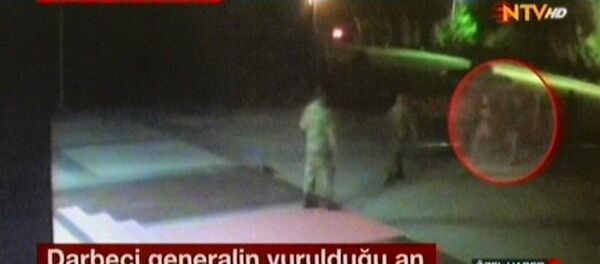 Astsubay Ömer Halisdemir'in darbeci Semih Terzi'yi vurma anına ilişkin görüntüler ortaya çıktı. - Sputnik Türkiye