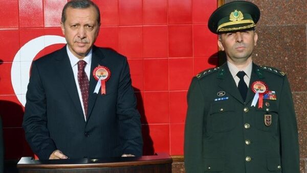  Cumhurbaşkanı Recep Tayyip Erdoğan - Cumhurbaşkanlığı Muhafız Alayı’nın komutanı Kurmay Albay Muhsin Kutsi Barış - Sputnik Türkiye