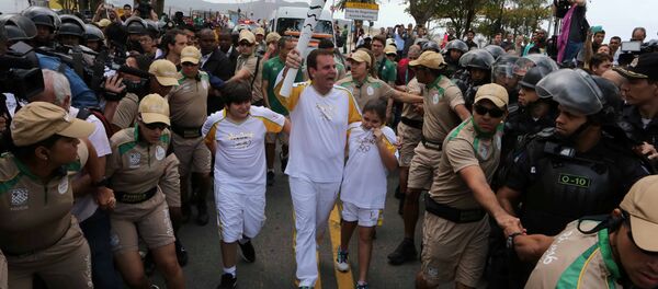 Rio belediye başkanı Eduardo Paes Olimpiyat Meşalesini taşıdı - Sputnik Türkiye