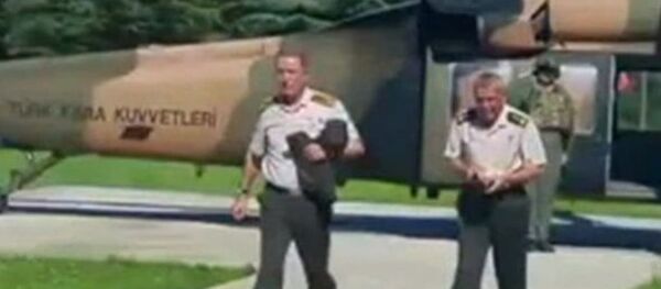 15 Temmuz darbe girişimi sonrası tutuklanan Tümgeneral Mehmet Dişli'nin, Genelkurmay Başkanı Hulusi Akar'ın ardından Çankaya Köşkü'ne girdiği anlara ilişkin görüntüler yayınlandı. - Sputnik Türkiye