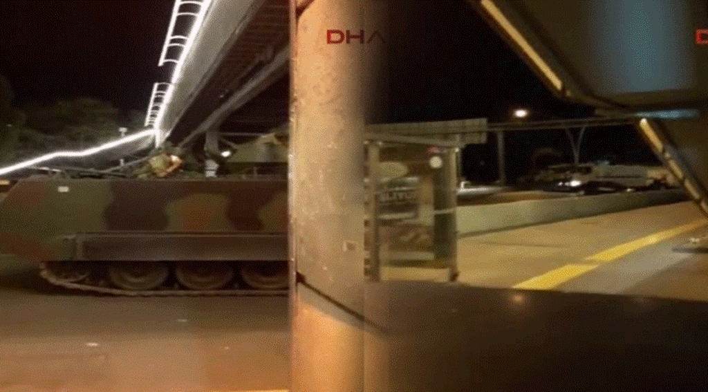 15 Temmuz'da gerçekleştirilen darbe girişiminde Ankara Emniyet Müdürlüğü önünde yaşananlara dair yeni görüntüler ortaya çıktı. 15 Temmuz'da gerçekleştirilen darbe girişiminde Ankara Emniyet Müdürlüğü önünde yaşananlara dair yeni görüntüler ortaya çıktı. - Sputnik Türkiye