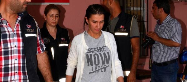 Adana Cumhuriyet Başsavcılığı'nca yürütülen (FETÖ/PDY) soruşturması kapsamında izi sürülürken, 100 bin doları yurtdışına havale etmeye çalışan Betül K.'nın, bu parayı kapatılan Kimse Yok Mu Derneği Şube Başkanı Kemal Elibal'a ulaştırmaya çalıştığı anlaşıldı. - Sputnik Türkiye