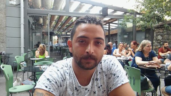 İdama karşı çıkan öğretmen Çağdaş Savur, “Muhalif olduğumuz için düşünmeden asabileceklerine inanıyorum diye konuşuyor. - Sputnik Türkiye