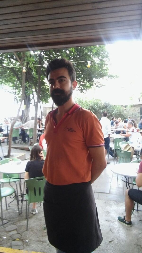 Sefer Karademir, garson olarak çalışan bir hukuk öğrencisi. “İdam cezaları tarih boyunca devletin o ülkede yarattığı düşmanları bertaraf etmek için kullanılmış bir cezalandırma sistemi. Pinochet Şili’de darbe yaptıktan sonra aynı şeyi yaptı, Hitler, Mussolini yaptı. Bugün Erdoğan da bunu yapmak istiyor” diyor. - Sputnik Türkiye