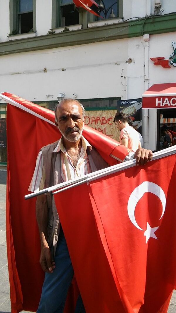 50 yaşında bir bayrak satıcısı Yusuf Sezener, darbe girişiminde bulunanların silah kullanmalarının zoruna gittiğini, idam cezasının geri gelmesi gerektiğini söylüyor. - Sputnik Türkiye