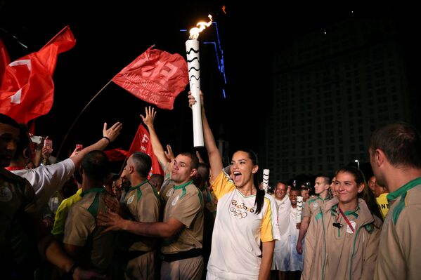 Brasilia’dan Olimpiyat Oyunları’na ev sahipliği yapacak Rio de Janeiro’ya kadar getirilen Olimpiyat Ateşi, Brezilyalı ünlü model Adriana Lima tarafından taşındı. - Sputnik Türkiye