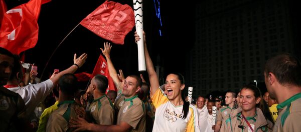 Brasilia’dan Olimpiyat Oyunları’na ev sahipliği yapacak Rio de Janeiro’ya kadar getirilen Olimpiyat Ateşi, Brezilyalı ünlü model Adriana Lima tarafından taşındı. - Sputnik Türkiye