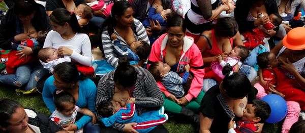 Kolombiya’nın başkenti Bogota’da toplanan 2 bin anne Dünya Emzirme Günü’nü bebeklerini toplu halde emzirerek kutladı - VİDEO Kolombiya’nın başkenti Bogota’da toplanan 2 bin anne Dünya Emzirme Günü’nü bebeklerini toplu halde emzirerek kutladı - VİDEO - Sputnik Türkiye