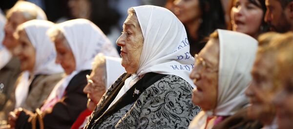 Arjantin'de 1976 yılında askeri darbe döneminde kaybolan çocuklarının izlerini süren annelerin kurduğu ‘Mayıs Meydanı Anneleri’ grubunun 87 yaşındaki lideri Hebe de Bonafini. - Sputnik Türkiye