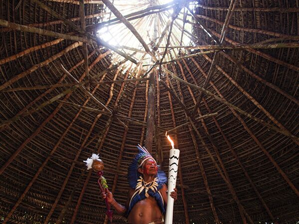 Olimpiyat Ateşi, Brezilya’nın Amazonas eyaletindeki yerel kabile liderlerinin ellerinde de yükseldi. - Sputnik Türkiye