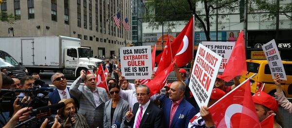 Darbe yanlısı NBC önünde protesto gösterisi yapıldı. Darbe yanlısı NBC önünde protesto gösterisi yapıldı. - Sputnik Türkiye