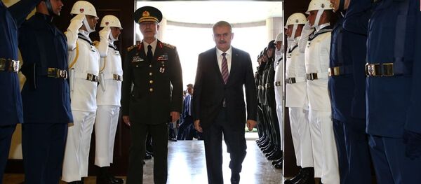 Başbakan Binali Yıldırım, Fetullahçı Terör Örgütü'nün (FETÖ) darbe girişiminin ardından ilk kez Genelkurmay Başkanlığı'na geldi. - Sputnik Türkiye