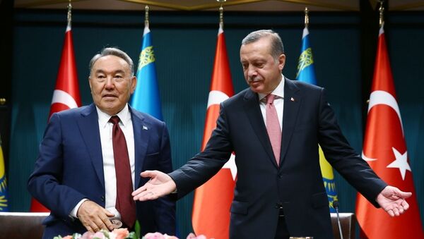 Cumhurbaşkanı Recep Tayyip Erdoğan, Kazakistan Cumhurbaşkanı Nursultan Nazarbayev ile Cumhurbaşkanlığı Külliyesi'nde baş başa görüşmenin ardından ortak basın toplantısı düzenledi. - Sputnik Türkiye
