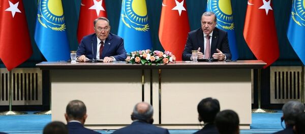 Cumhurbaşkanı Recep Tayyip Erdoğan, Kazakistan Cumhurbaşkanı Nursultan Nazarbayev ile Cumhurbaşkanlığı Külliyesi'nde baş başa görüşmenin ardından ortak basın toplantısı düzenledi. - Sputnik Türkiye