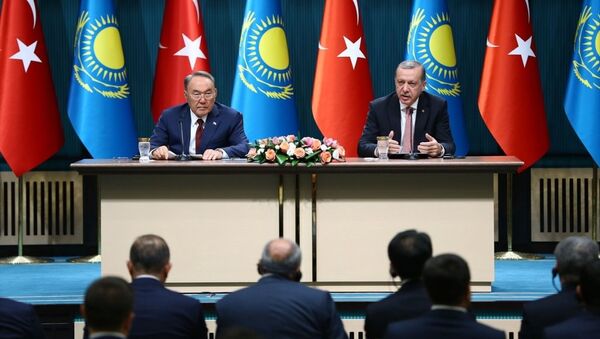 Cumhurbaşkanı Recep Tayyip Erdoğan, Kazakistan Cumhurbaşkanı Nursultan Nazarbayev ile Cumhurbaşkanlığı Külliyesi'nde baş başa görüşmenin ardından ortak basın toplantısı düzenledi. - Sputnik Türkiye