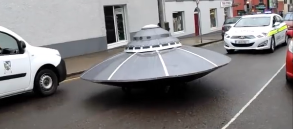 İrlanda sokaklarında beliren UFO’ya polis eskortu - Sputnik Türkiye