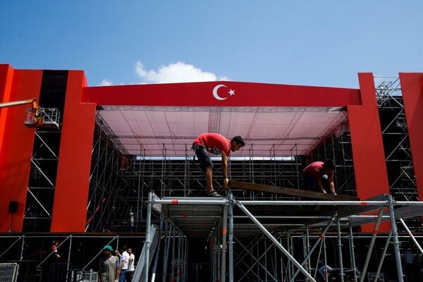 'Demokrasi ve Şehitler Mitingi' için hazırlıklar sabahın erken saatlerinde başladı. - Sputnik Türkiye