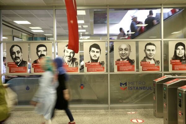 Darbe girişimi sırasında hayatını kaybedenlerin fotoğrafları, İstanbul'da Yenikapı Metro İstasyonu'na asıldı. - Sputnik Türkiye