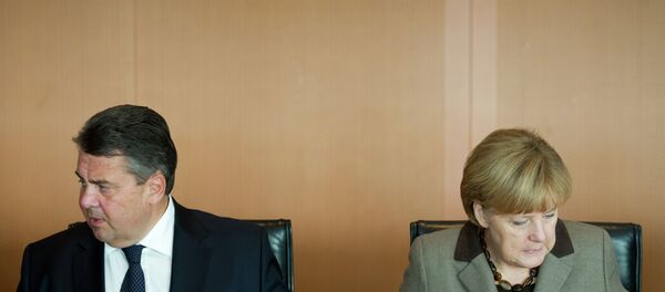 German Chancellor Angela Merkel, right, and Vice Chancellor and Economic Minister Sigmar Gabriel - Sputnik Türkiye