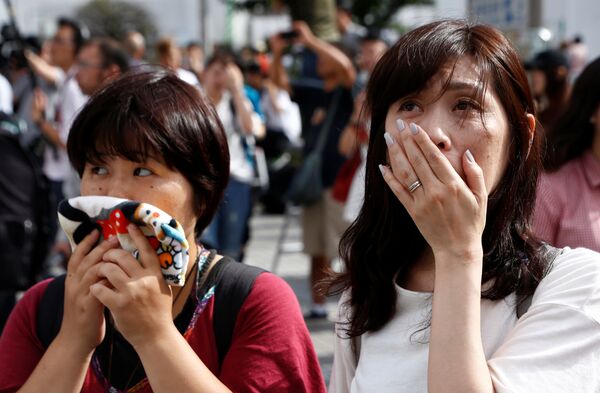 İmparator Akihito'nun açıklamasını dinleyen Japonlar gözyaşlarına engel olamadı. İmparator Akihito'nun açıklamasını dinleyen Japonlar gözyaşlarına engel olamadı. - Sputnik Türkiye