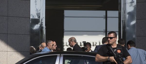 Cumhurbaşkanı Recep Tayyip Erdoğan, Rusya Federasyonu Devlet Başkanı Vladimir Putin ile yapacağı görüşme için St. Petersburg'a gitmek üzere Esenboğa Havalimanı'na geldi. - Sputnik Türkiye