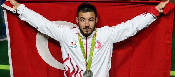 Rio 2016 Yaz Oyunları Brezilya'nın Rio De Janeiro kentinde devam ediyor. Erkekler 69 kiloda milli halterci Daniyar İsmailov gümüş madalya kazandı. Rio 2016 Yaz Oyunları Brezilya'nın Rio De Janeiro kentinde devam ediyor. Erkekler 69 kiloda milli halterci Daniyar İsmailov gümüş madalya kazandı. - Sputnik Türkiye