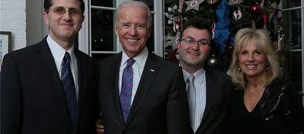 Obama, Clinton, Biden ve eşi, FETÖ üyesi taban ile bir arada. - Sputnik Türkiye