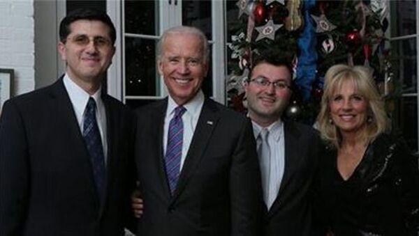 Obama, Clinton, Biden ve eşi, FETÖ üyesi taban ile bir arada. - Sputnik Türkiye