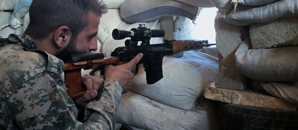 Halep'teki ön cephelerde Suriye ordusundan bir asker - Sputnik Türkiye