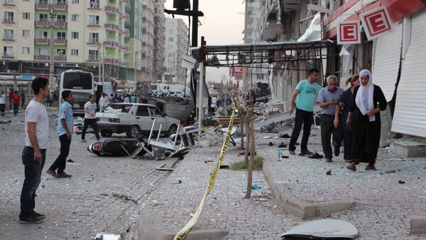 Mardin Kızıltepe İlçe Devlet Hastanesi yakınlarında askeri aracın geçişi sırasında patlama oldu. Saldırıda 1 polis ve 2 sivil hayatını kaybetti, 20 yaralı var. - Sputnik Türkiye