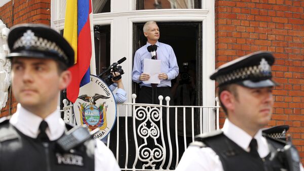 WikiLeaks founder Julian Assange speaks to the media outside the Ecuador embassy in west London in this August 19, 2012 file photo - Sputnik Türkiye