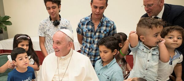 Papa Francis Suriyeli sığınmacılarla yemek yedi. - Sputnik Türkiye