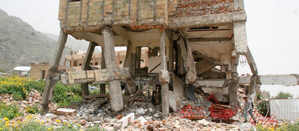 Yemen'in Taiz kentinde Arap koalisyonu uçakları tarafından 27 Temmuz 2016'da vurulan bir okul - Sputnik Türkiye