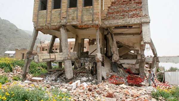 Yemen'in Taiz kentinde Arap koalisyonu uçakları tarafından 27 Temmuz 2016'da vurulan bir okul - Sputnik Türkiye